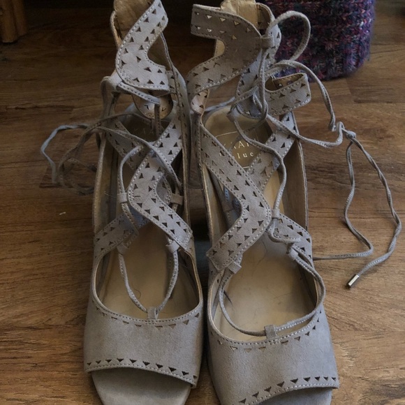 Tan high heel strap up shoes - Picture 3 of 3